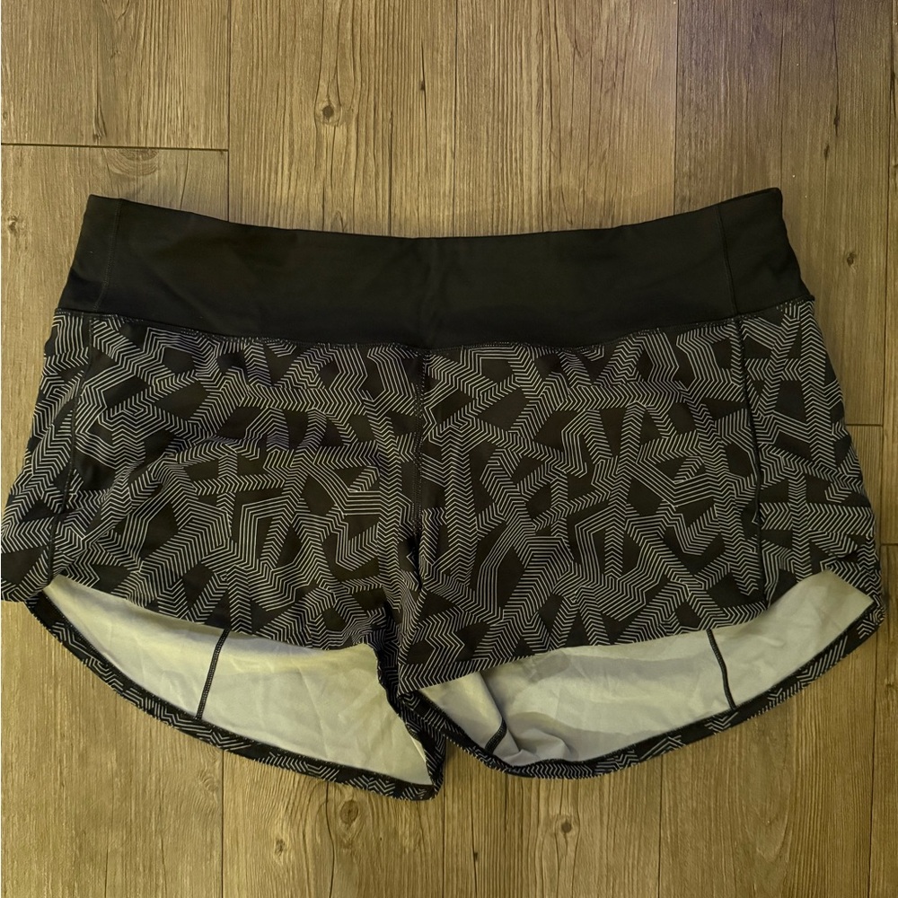 Lululemon Speed Up High Rise Shorts 4” in Black/White Size 14